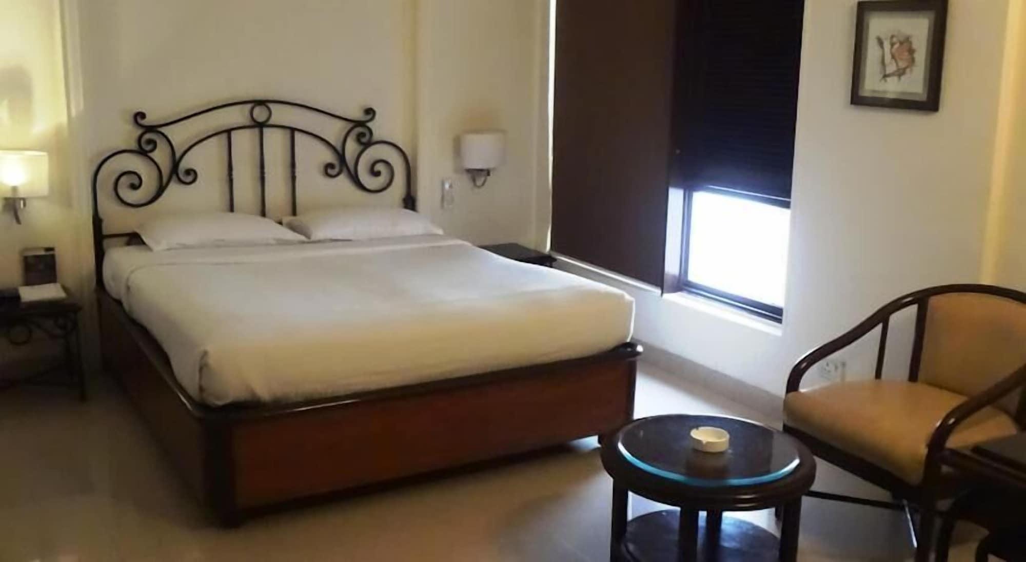 Bloom Hotel - Juhu Mumbai Exterior photo