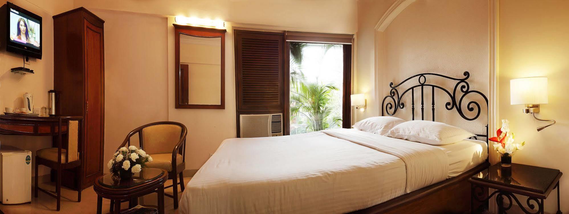 Bloom Hotel - Juhu Mumbai Exterior photo